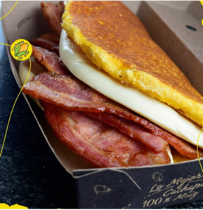 Cachapa con queso y tocineta